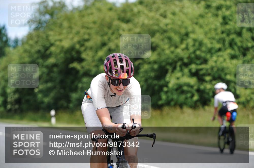 21.06.2026 - Viking Triathlon Michael Burmester http://msf.ph/oto/9873342 21.06.2026 12:48:07 Radfahren 57, 58, 73, 124, 126, 166, 232, 273, 531, 608, 644 meine-sportfotos.de