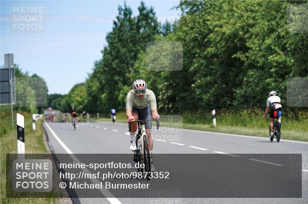 21.06.2026 - Viking Triathlon Michael Burmester http://msf.ph/oto/9873352 21.06.2026 12:48:09 Radfahren 57, 58, 73, 124, 126, 166, 232, 273, 531, 608, 644 meine-sportfotos.de