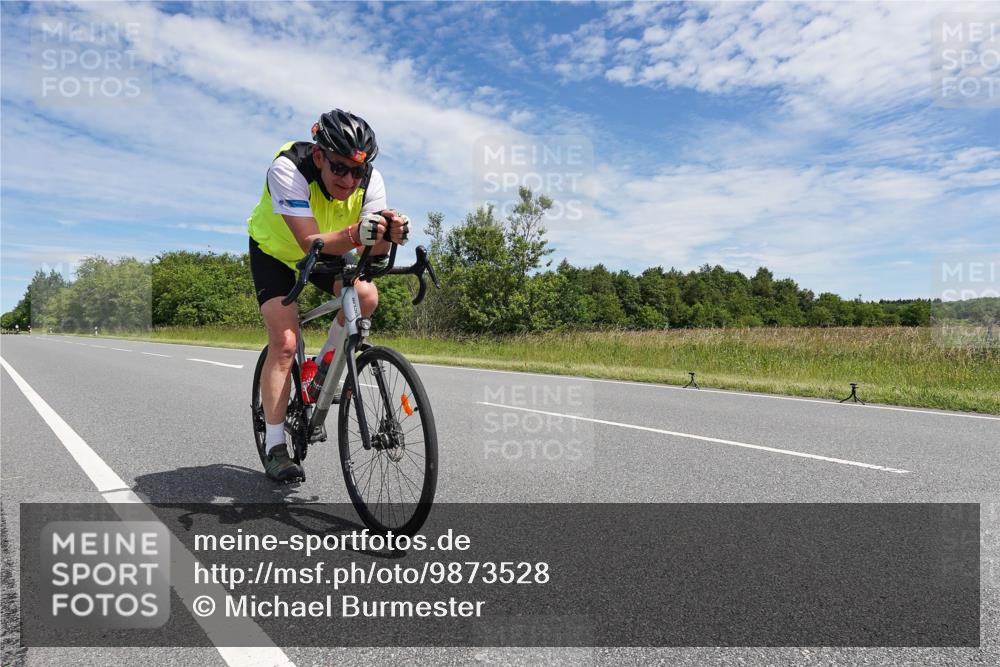 21.06.2026 - Viking Triathlon Michael Burmester http://msf.ph/oto/9873528 21.06.2026 12:41:12 Radfahren 40, 43, 82, 147, 192, 332, 391, 425, 469, 491, 491, 498, 566, 656 meine-sportfotos.de