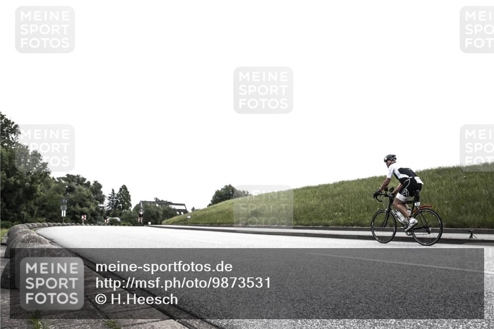 21.06.2026 - 29. Vierlanden-Triathlon H.Heesch http://msf.ph/oto/9873531 21.06.2026 12:30:39 Radfahren 925, 948 meine-sportfotos.de