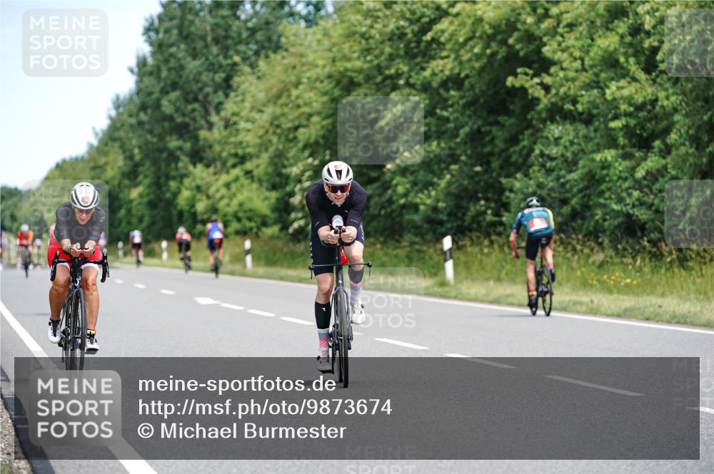 21.06.2026 - Viking Triathlon Michael Burmester http://msf.ph/oto/9873674 21.06.2026 12:50:42 Radfahren 26, 190, 211, 261, 326, 387, 463, 556 meine-sportfotos.de