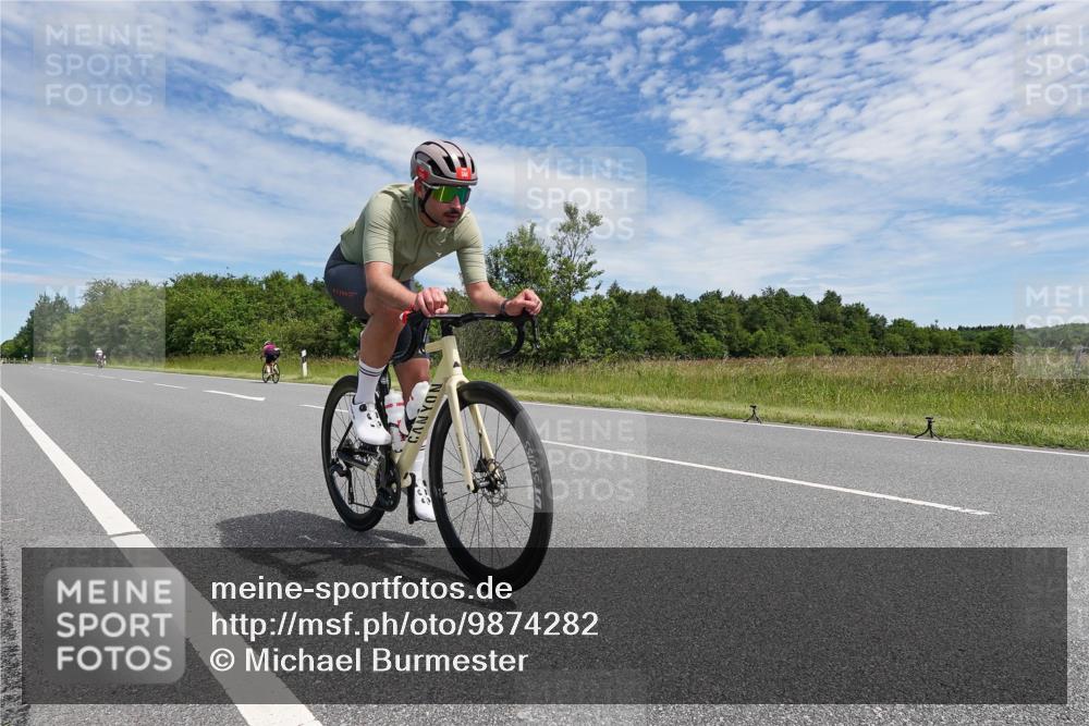 21.06.2026 - Viking Triathlon Michael Burmester http://msf.ph/oto/9874282 21.06.2026 12:48:12 Radfahren 57, 73, 124, 126, 166, 232, 273, 644 meine-sportfotos.de