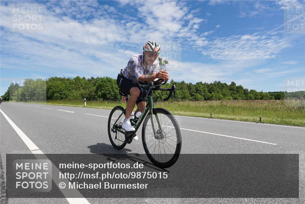 21.06.2026 - Viking Triathlon Michael Burmester http://msf.ph/oto/9875015 21.06.2026 12:57:44 Radfahren 77, 77, 85, 88, 141, 199, 274, 304, 315, 393, 497, 513, 571 meine-sportfotos.de