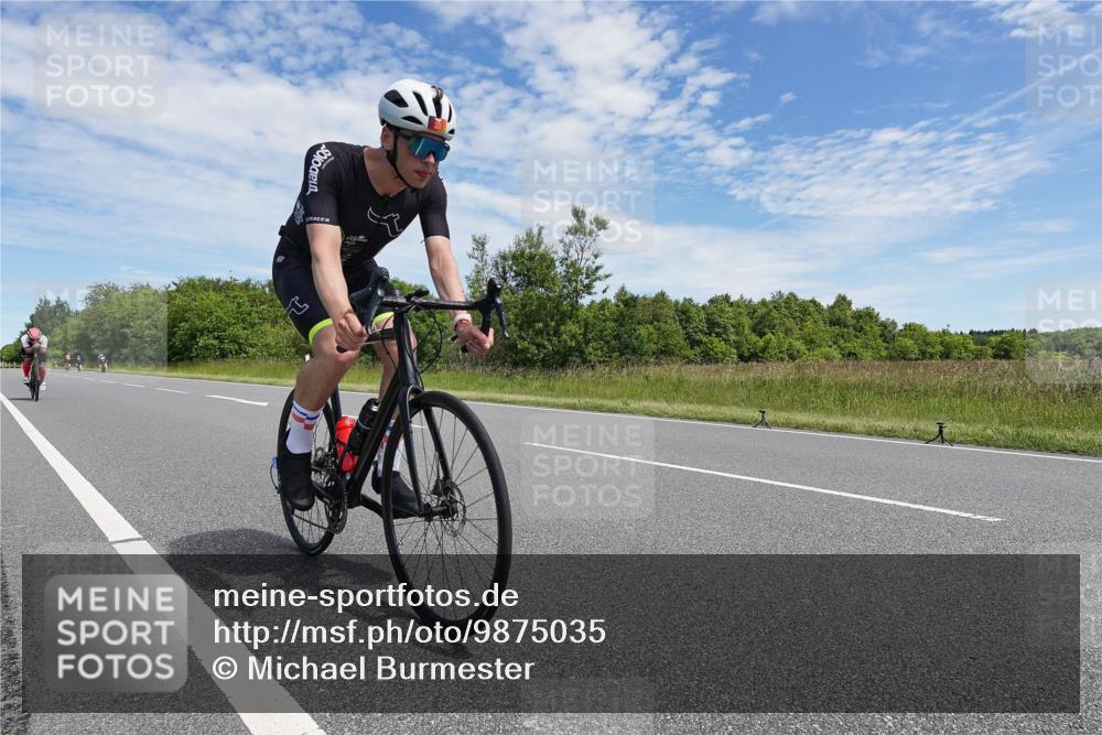 21.06.2026 - Viking Triathlon Michael Burmester http://msf.ph/oto/9875035 21.06.2026 12:57:58 Radfahren 77, 88, 301, 304, 513, 559, 571, 571, 601 meine-sportfotos.de