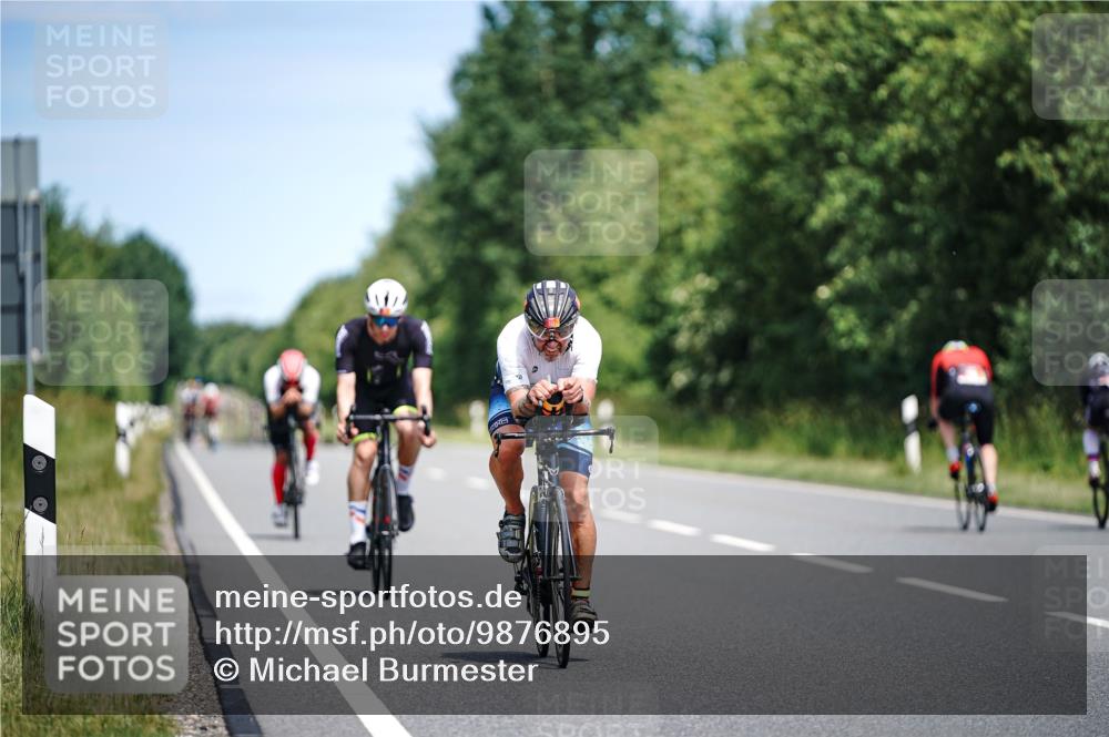 21.06.2026 - Viking Triathlon Michael Burmester http://msf.ph/oto/9876895 21.06.2026 12:57:54 Radfahren 77, 88, 301, 303, 304, 513, 559, 571, 571, 601 meine-sportfotos.de