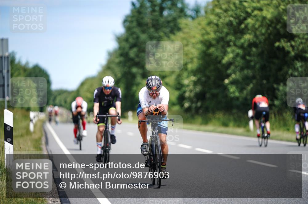 21.06.2026 - Viking Triathlon Michael Burmester http://msf.ph/oto/9876903 21.06.2026 12:57:54 Radfahren 77, 88, 301, 303, 304, 513, 559, 571, 571, 601 meine-sportfotos.de