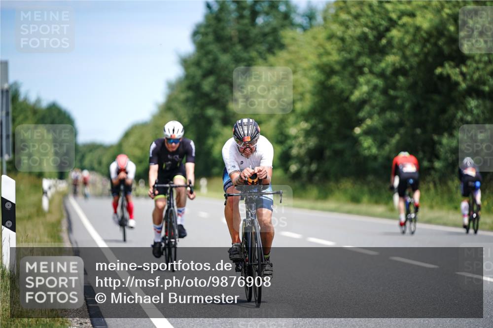 21.06.2026 - Viking Triathlon Michael Burmester http://msf.ph/oto/9876908 21.06.2026 12:57:55 Radfahren 77, 88, 301, 303, 304, 513, 559, 571, 571, 601 meine-sportfotos.de