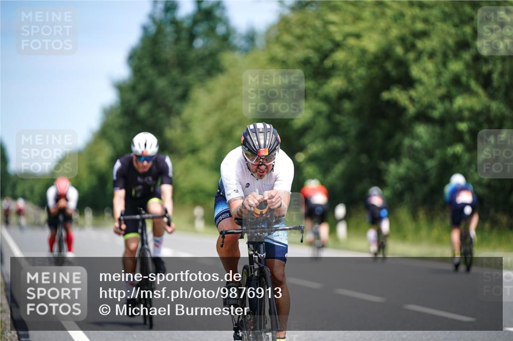 21.06.2026 - Viking Triathlon Michael Burmester http://msf.ph/oto/9876913 21.06.2026 12:57:55 Radfahren 77, 88, 301, 303, 304, 513, 559, 571, 571, 601 meine-sportfotos.de