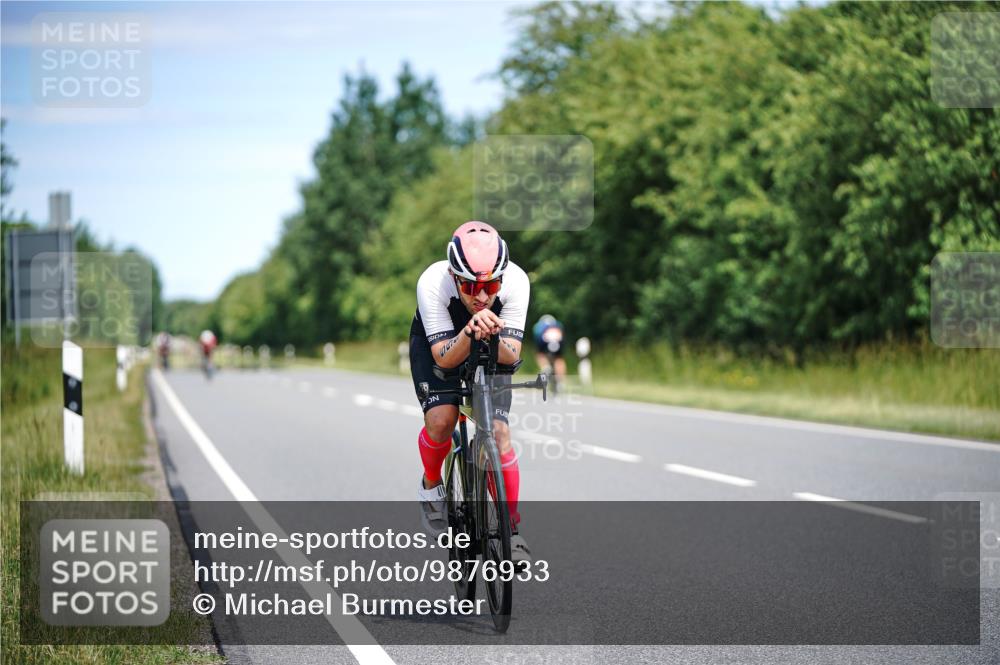 21.06.2026 - Viking Triathlon Michael Burmester http://msf.ph/oto/9876933 21.06.2026 12:57:58 Radfahren 77, 301, 303, 304, 513, 559, 571, 571, 601 meine-sportfotos.de