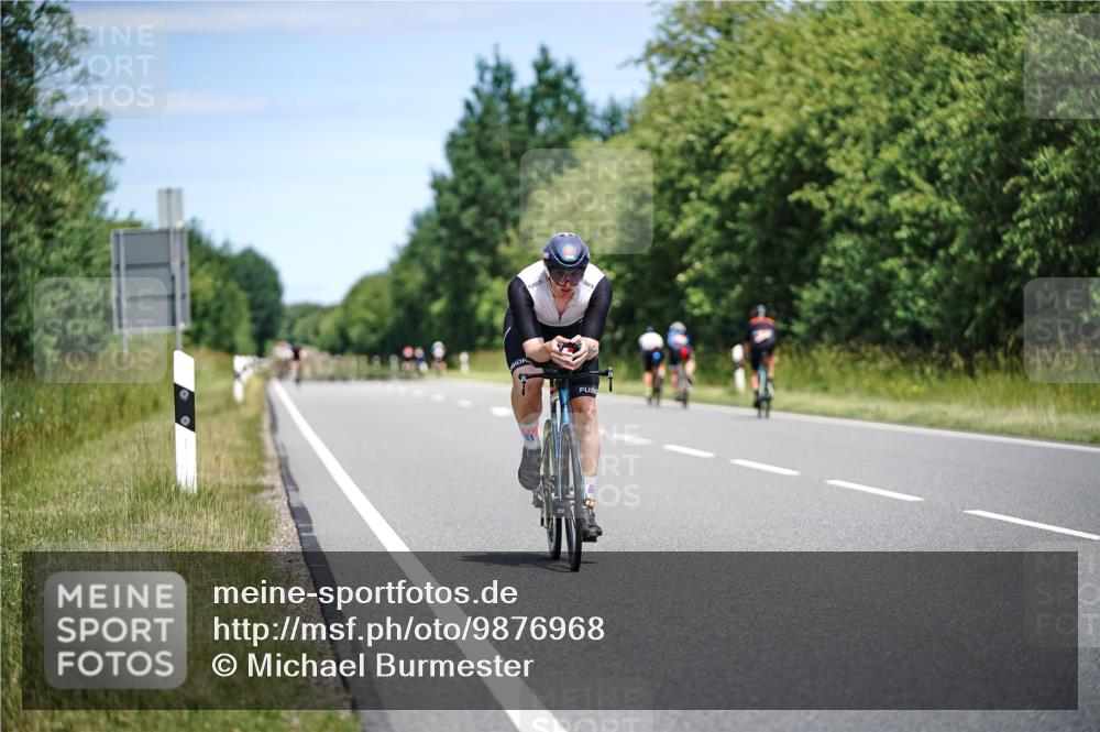 21.06.2026 - Viking Triathlon Michael Burmester http://msf.ph/oto/9876968 21.06.2026 12:58:10 Radfahren 96, 303, 562, 571, 601, 646 meine-sportfotos.de