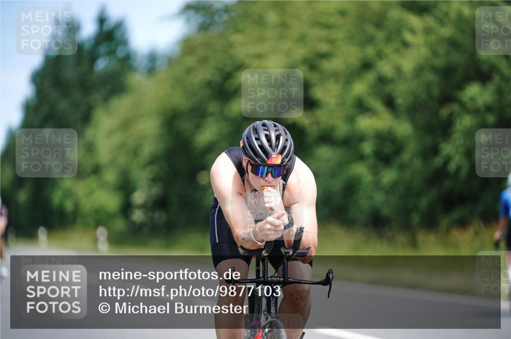 21.06.2026 - Viking Triathlon Michael Burmester http://msf.ph/oto/9877103 21.06.2026 12:59:09 Radfahren 69, 127, 493, 528, 557 meine-sportfotos.de