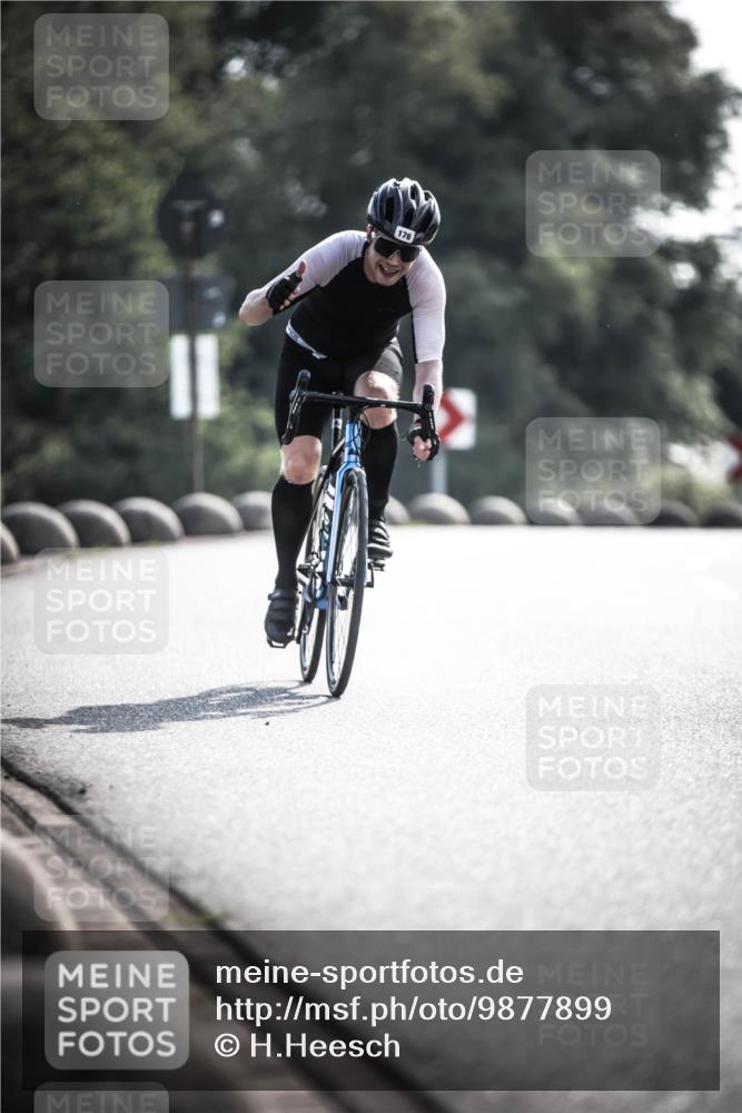 21.06.2026 - 29. Vierlanden-Triathlon H.Heesch http://msf.ph/oto/9877899 21.06.2026 09:05:47 Radfahren 176, 216 meine-sportfotos.de