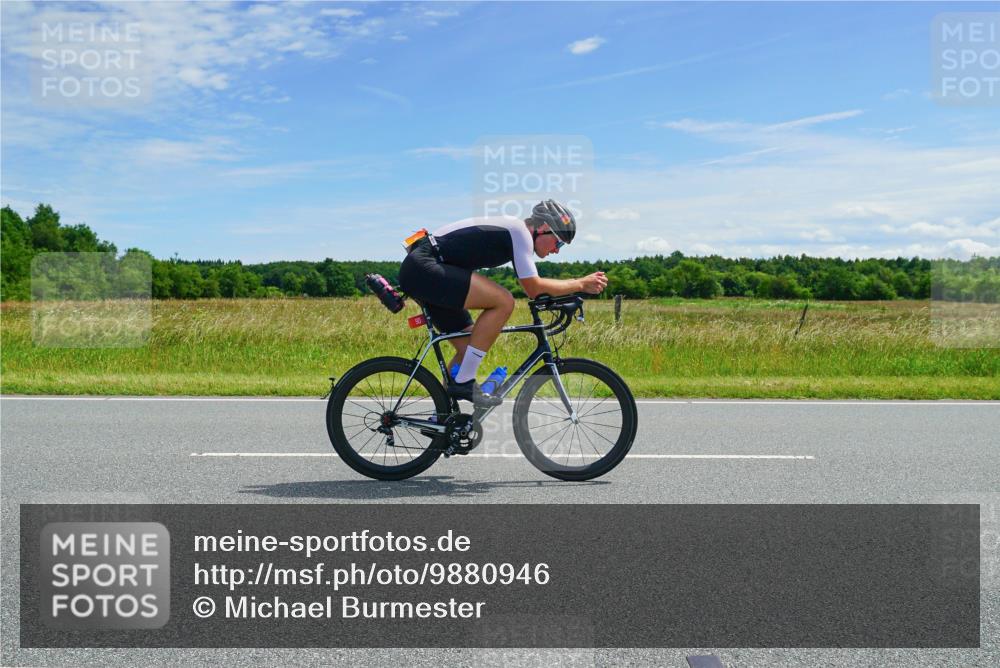 21.06.2026 - Viking Triathlon Michael Burmester http://msf.ph/oto/9880946 21.06.2026 12:52:11 Radfahren 90, 252, 252, 401 meine-sportfotos.de