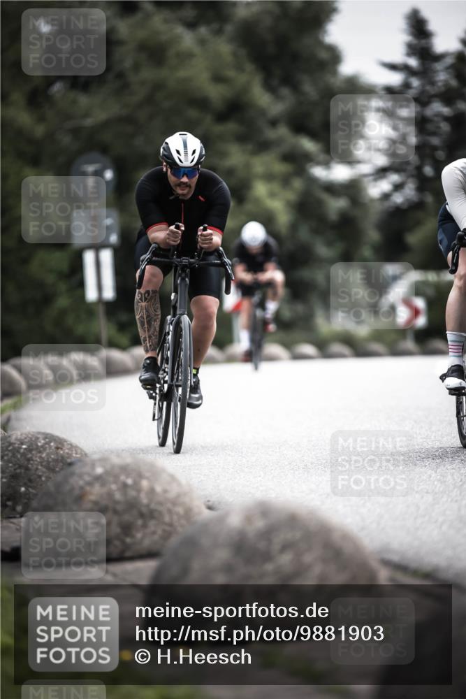 21.06.2026 - 29. Vierlanden-Triathlon H.Heesch http://msf.ph/oto/9881903 21.06.2026 10:32:35 Radfahren 12, 93, 217, 287, 299, 302, 324 meine-sportfotos.de