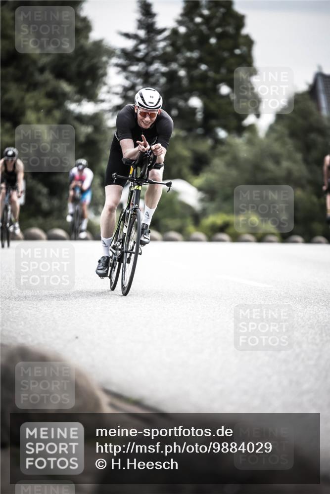 21.06.2026 - 29. Vierlanden-Triathlon H.Heesch http://msf.ph/oto/9884029 21.06.2026 10:35:58 Radfahren 9, 10, 25, 26, 34, 60, 88, 104, 186, 243, 278, 420 meine-sportfotos.de