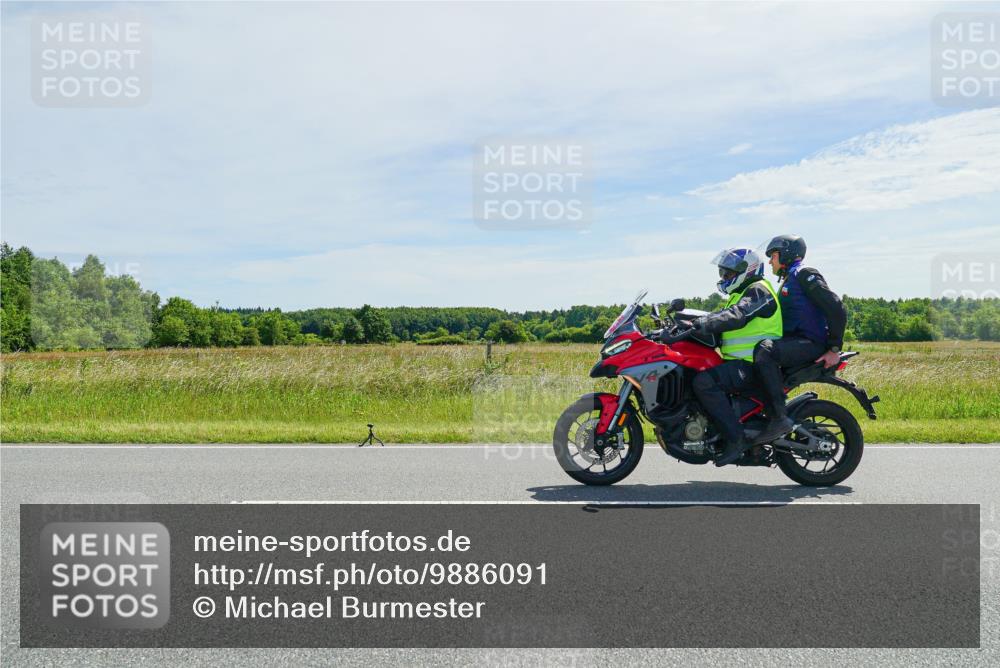21.06.2026 - Viking Triathlon Michael Burmester http://msf.ph/oto/9886091 21.06.2026 11:44:27 Radfahren 44, 56, 84, 163, 166, 199, 211, 252, 282, 289, 348, 348, 374, 387, 411, 509, 561, 608, 613, 643 meine-sportfotos.de