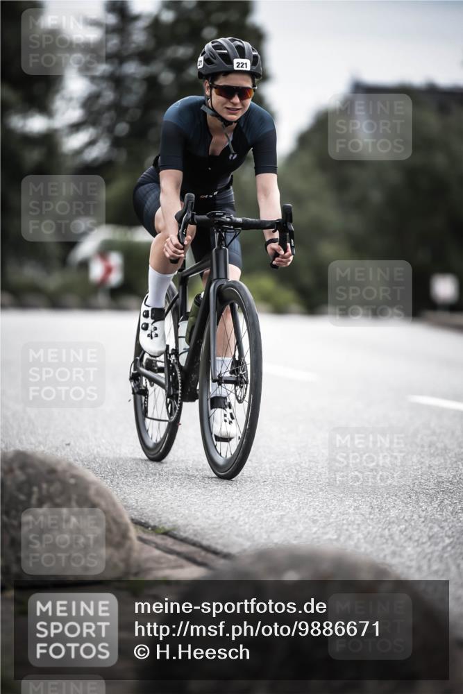 21.06.2026 - 29. Vierlanden-Triathlon H.Heesch http://msf.ph/oto/9886671 21.06.2026 10:41:33 Radfahren 221, 295, 397 meine-sportfotos.de