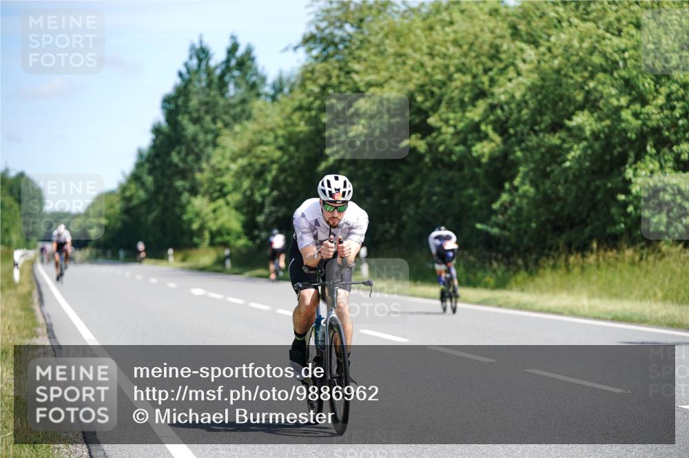 21.06.2026 - Viking Triathlon Michael Burmester http://msf.ph/oto/9886962 21.06.2026 11:30:13 Radfahren 27, 125, 127, 188, 333, 405, 610, 615, 646, 647, 647, 656, 663 meine-sportfotos.de