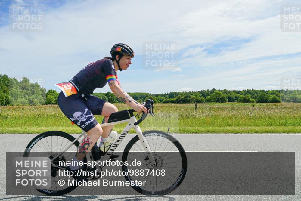 21.06.2026 - Viking Triathlon Michael Burmester http://msf.ph/oto/9887468 21.06.2026 11:58:53 Radfahren 31, 105, 139, 208, 230, 230, 310, 330, 358, 362, 371, 375, 551, 635, 635, 638 meine-sportfotos.de