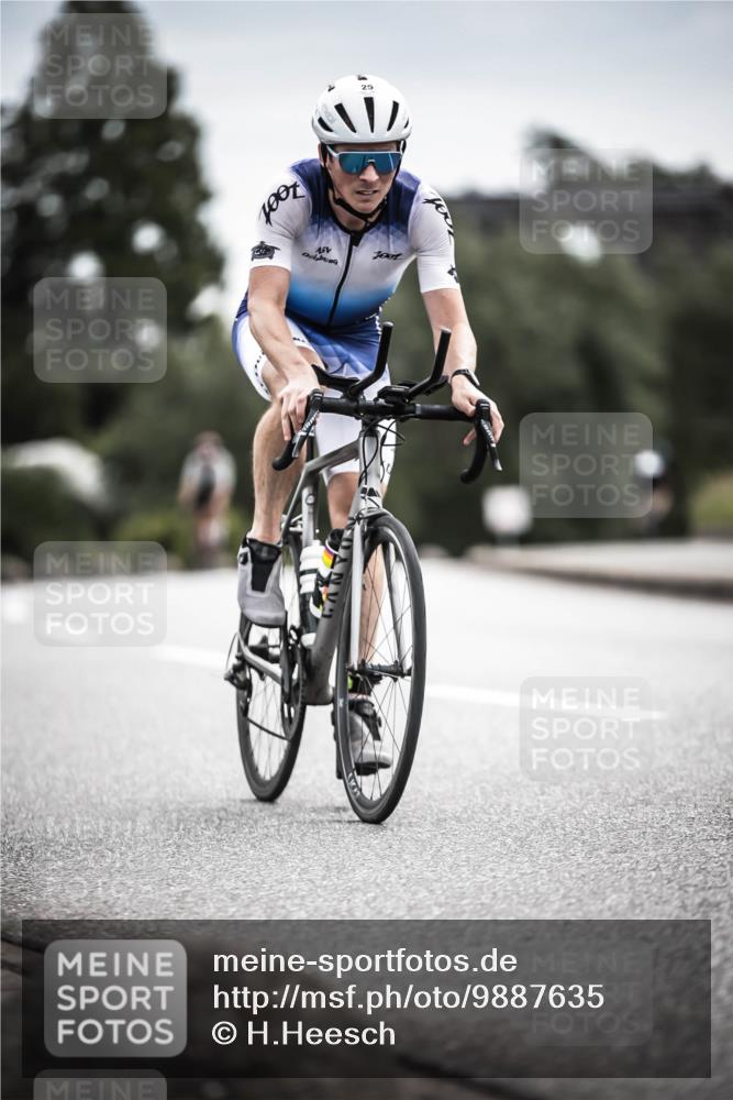 21.06.2026 - 29. Vierlanden-Triathlon H.Heesch http://msf.ph/oto/9887635 21.06.2026 10:44:44 Radfahren 25, 34, 59, 121, 191, 248, 261, 452, 474 meine-sportfotos.de