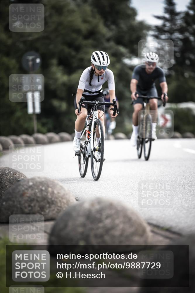 21.06.2026 - 29. Vierlanden-Triathlon H.Heesch http://msf.ph/oto/9887729 21.06.2026 10:45:12 Radfahren 37, 88, 257, 271, 428 meine-sportfotos.de