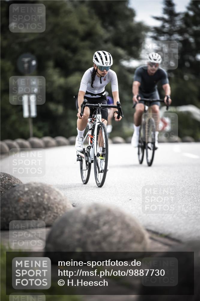 21.06.2026 - 29. Vierlanden-Triathlon H.Heesch http://msf.ph/oto/9887730 21.06.2026 10:45:12 Radfahren 37, 88, 257, 271, 428 meine-sportfotos.de