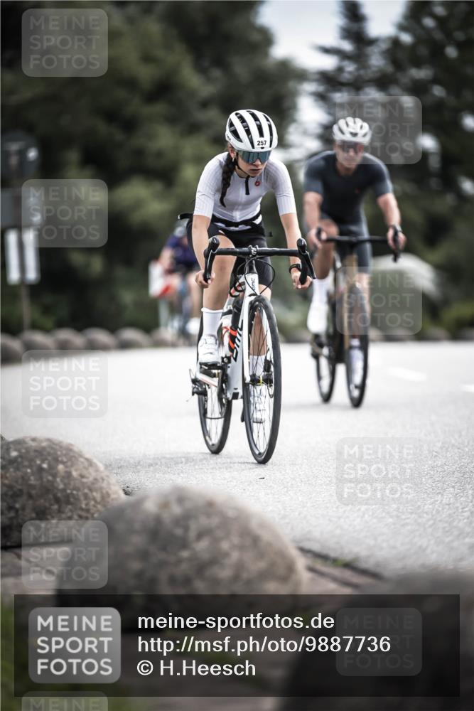 21.06.2026 - 29. Vierlanden-Triathlon H.Heesch http://msf.ph/oto/9887736 21.06.2026 10:45:12 Radfahren 37, 88, 257, 271, 428 meine-sportfotos.de
