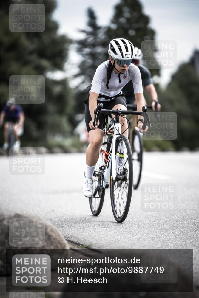 21.06.2026 - 29. Vierlanden-Triathlon H.Heesch http://msf.ph/oto/9887749 21.06.2026 10:45:12 Radfahren 37, 88, 257, 271, 428 meine-sportfotos.de