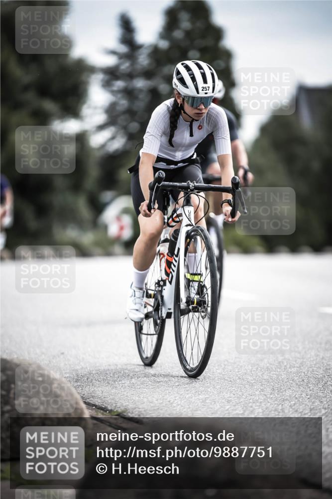 21.06.2026 - 29. Vierlanden-Triathlon H.Heesch http://msf.ph/oto/9887751 21.06.2026 10:45:12 Radfahren 37, 88, 257, 271, 428 meine-sportfotos.de