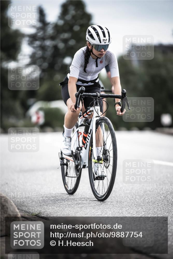 21.06.2026 - 29. Vierlanden-Triathlon H.Heesch http://msf.ph/oto/9887754 21.06.2026 10:45:12 Radfahren 37, 88, 257, 271, 428 meine-sportfotos.de