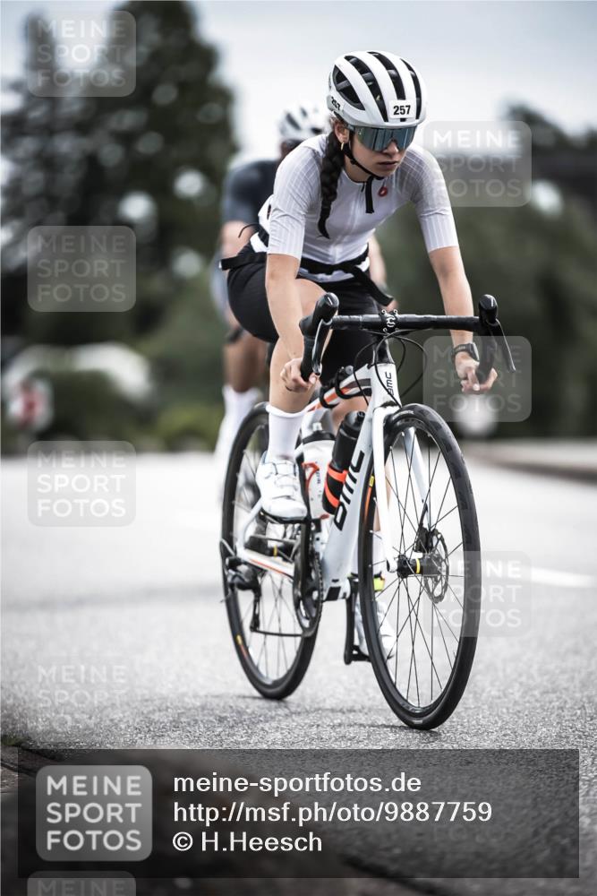 21.06.2026 - 29. Vierlanden-Triathlon H.Heesch http://msf.ph/oto/9887759 21.06.2026 10:45:13 Radfahren 37, 88, 257, 271, 428 meine-sportfotos.de