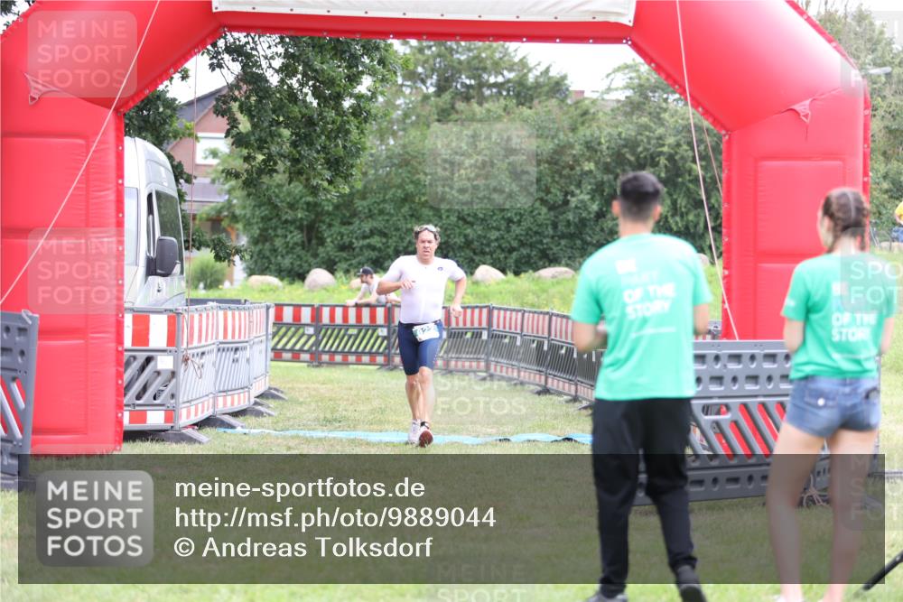 21.06.2026 - 29. Vierlanden-Triathlon Andreas Tolksdorf http://msf.ph/oto/9889044 21.06.2026 12:15:26 Ziel 822, 822 meine-sportfotos.de