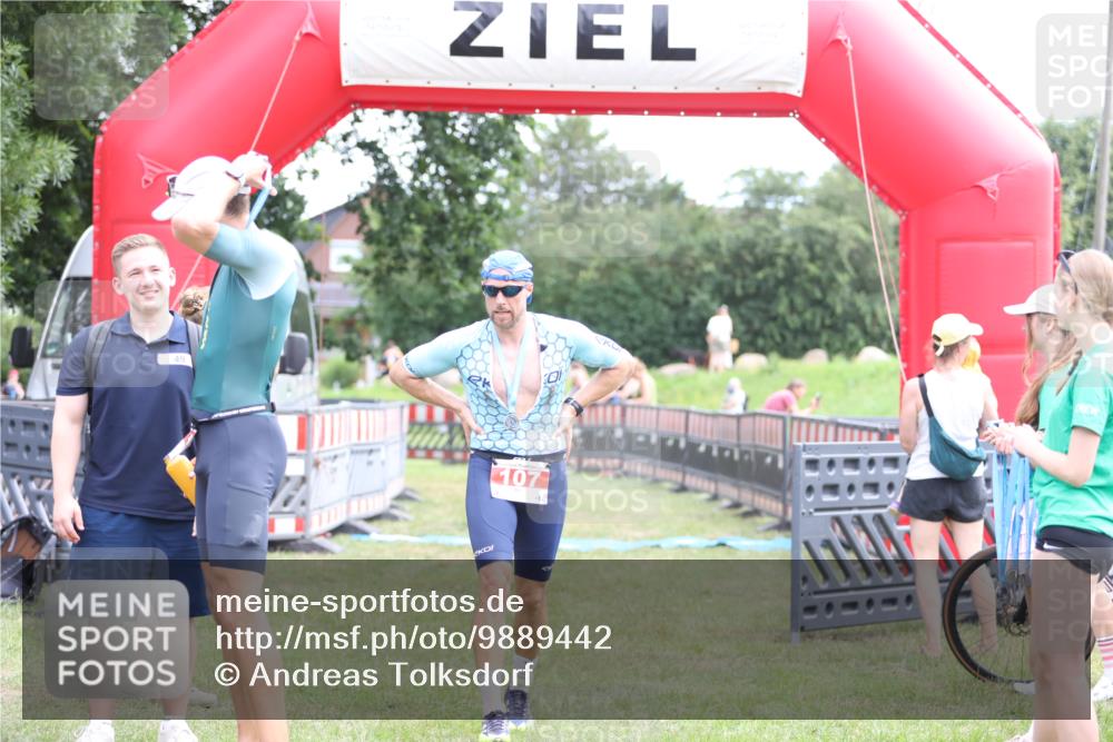 21.06.2026 - 29. Vierlanden-Triathlon Andreas Tolksdorf http://msf.ph/oto/9889442 21.06.2026 12:36:11 Ziel  meine-sportfotos.de
