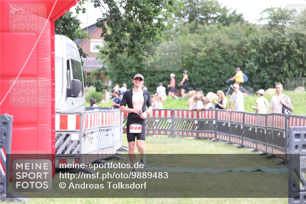 21.06.2026 - 29. Vierlanden-Triathlon Andreas Tolksdorf http://msf.ph/oto/9889483 21.06.2026 12:37:16 Ziel 77, 77 meine-sportfotos.de