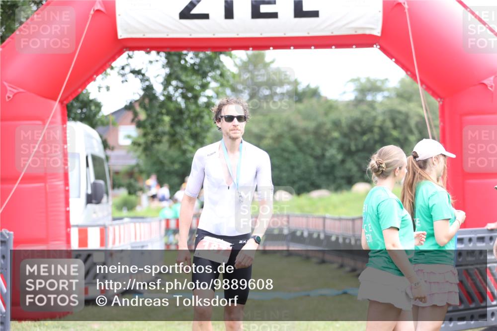 21.06.2026 - 29. Vierlanden-Triathlon Andreas Tolksdorf http://msf.ph/oto/9889608 21.06.2026 12:43:51 Ziel  meine-sportfotos.de