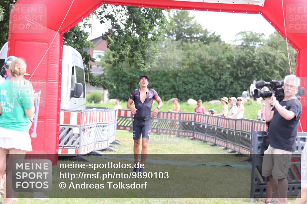 21.06.2026 - 29. Vierlanden-Triathlon Andreas Tolksdorf http://msf.ph/oto/9890103 21.06.2026 12:54:15 Ziel 938, 938 meine-sportfotos.de