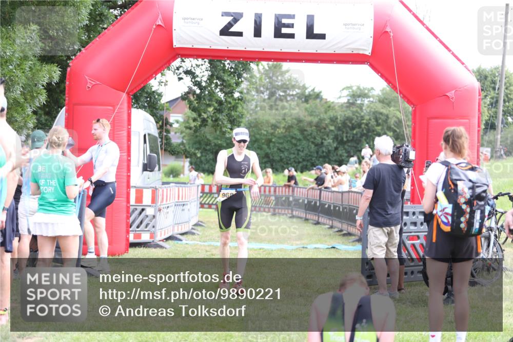 21.06.2026 - 29. Vierlanden-Triathlon Andreas Tolksdorf http://msf.ph/oto/9890221 21.06.2026 12:56:35 Ziel 940, 952, 968, 940, 952, 968 meine-sportfotos.de