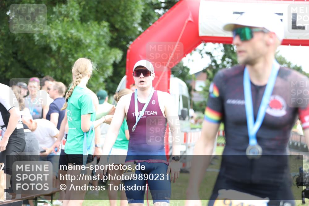 21.06.2026 - 29. Vierlanden-Triathlon Andreas Tolksdorf http://msf.ph/oto/9890231 21.06.2026 12:56:55 Ziel 165, 953, 165, 953 meine-sportfotos.de