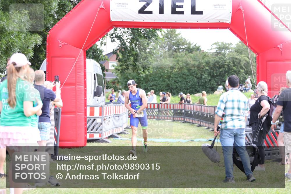 21.06.2026 - 29. Vierlanden-Triathlon Andreas Tolksdorf http://msf.ph/oto/9890315 21.06.2026 12:58:53 Ziel 936, 947, 936, 947 meine-sportfotos.de