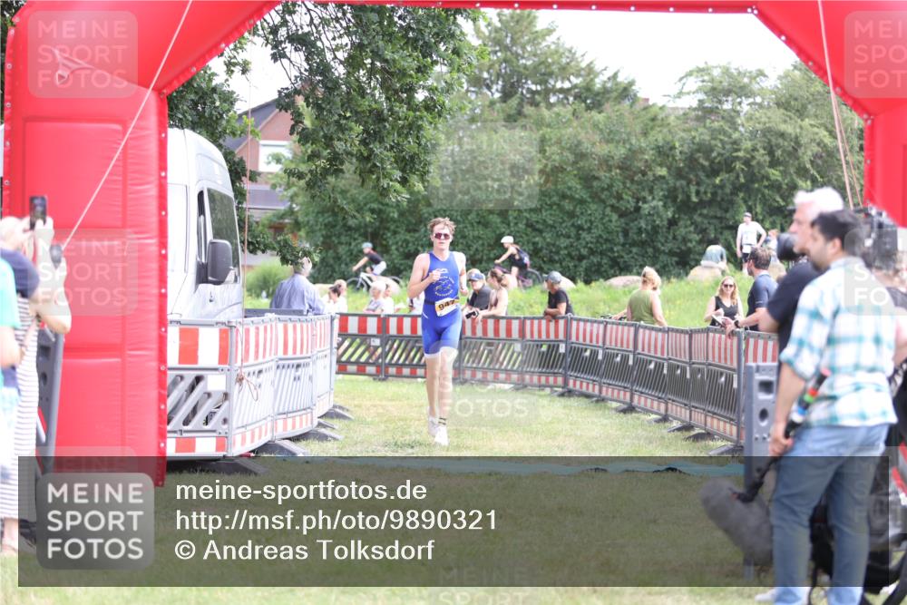 21.06.2026 - 29. Vierlanden-Triathlon Andreas Tolksdorf http://msf.ph/oto/9890321 21.06.2026 12:58:57 Ziel 947, 947 meine-sportfotos.de