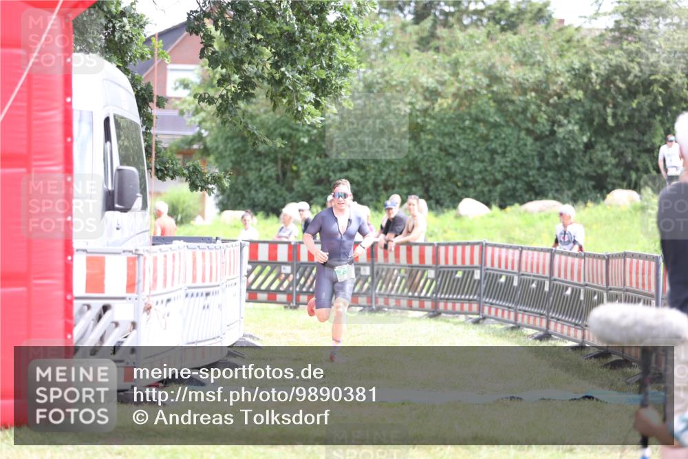21.06.2026 - 29. Vierlanden-Triathlon Andreas Tolksdorf http://msf.ph/oto/9890381 21.06.2026 13:00:11 Ziel 710, 710 meine-sportfotos.de