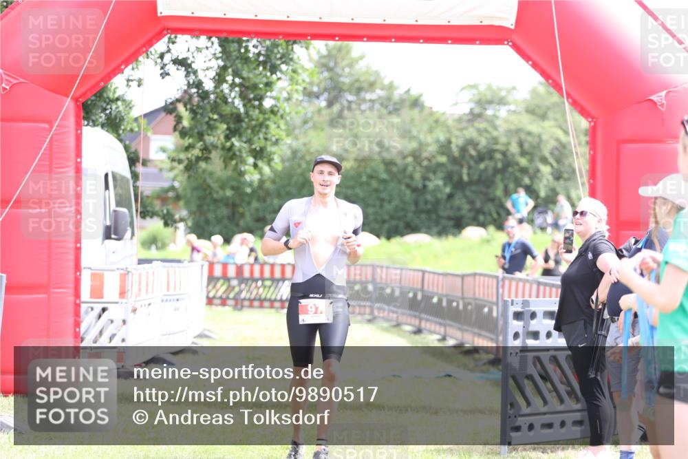 21.06.2026 - 29. Vierlanden-Triathlon Andreas Tolksdorf http://msf.ph/oto/9890517 21.06.2026 13:03:12 Ziel 97, 97 meine-sportfotos.de