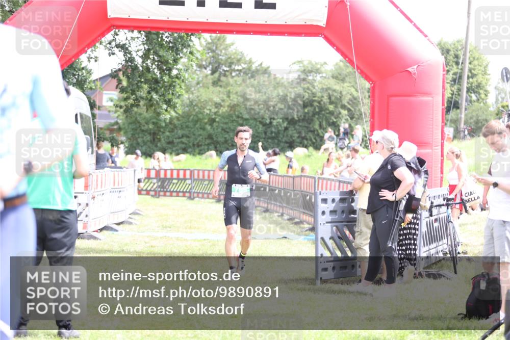 21.06.2026 - 29. Vierlanden-Triathlon Andreas Tolksdorf http://msf.ph/oto/9890891 21.06.2026 13:13:35 Ziel 290, 785, 290, 785 meine-sportfotos.de