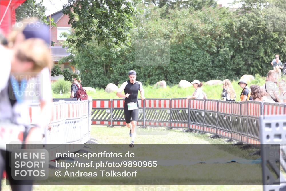 21.06.2026 - 29. Vierlanden-Triathlon Andreas Tolksdorf http://msf.ph/oto/9890965 21.06.2026 13:15:10 Ziel 701, 701 meine-sportfotos.de