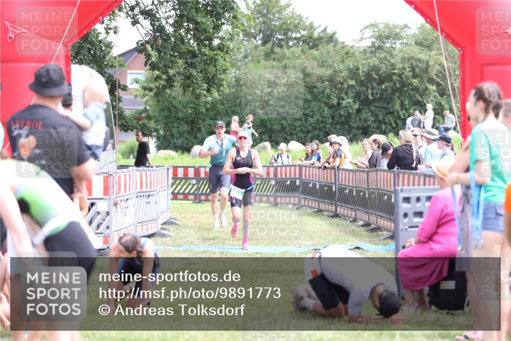 21.06.2026 - 29. Vierlanden-Triathlon Andreas Tolksdorf http://msf.ph/oto/9891773 21.06.2026 13:28:44 Ziel 707, 827, 707, 827 meine-sportfotos.de