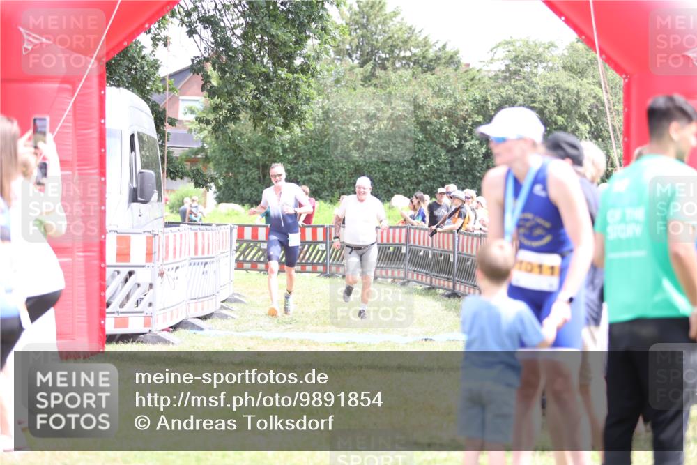 21.06.2026 - 29. Vierlanden-Triathlon Andreas Tolksdorf http://msf.ph/oto/9891854 21.06.2026 13:30:51 Ziel 887, 893, 887, 893 meine-sportfotos.de