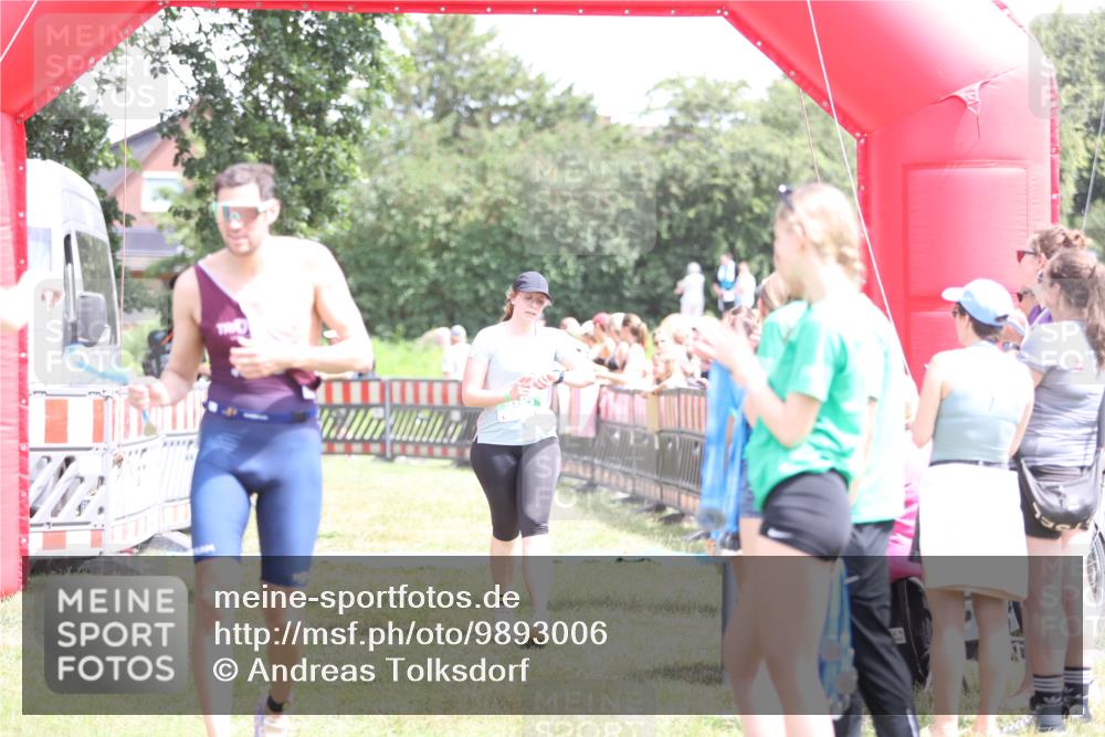 21.06.2026 - 29. Vierlanden-Triathlon Andreas Tolksdorf http://msf.ph/oto/9893006 21.06.2026 13:54:30 Ziel 905, 1067, 905, 1067 meine-sportfotos.de