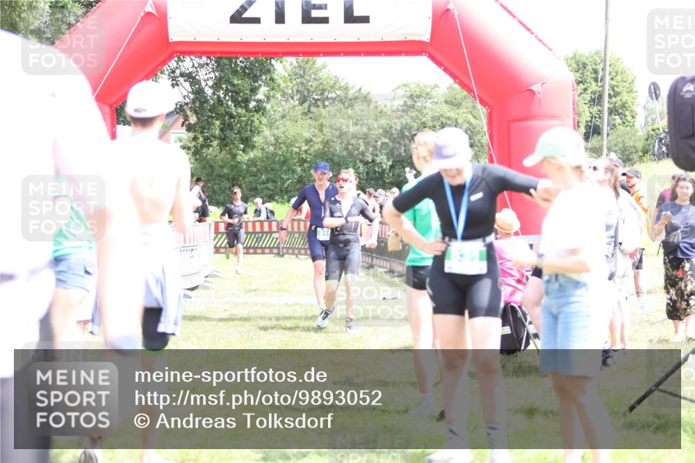 21.06.2026 - 29. Vierlanden-Triathlon Andreas Tolksdorf http://msf.ph/oto/9893052 21.06.2026 13:55:14 Ziel 816, 1025, 1035, 816, 1025, 1035 meine-sportfotos.de