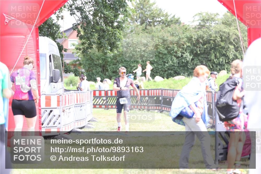 21.06.2026 - 29. Vierlanden-Triathlon Andreas Tolksdorf http://msf.ph/oto/9893163 21.06.2026 14:01:27 Ziel 1077, 1077 meine-sportfotos.de