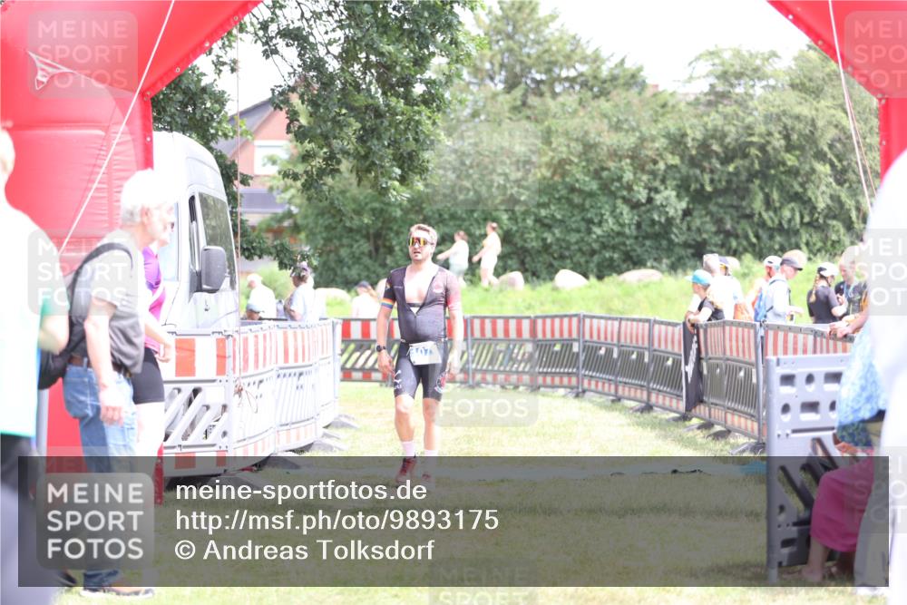 21.06.2026 - 29. Vierlanden-Triathlon Andreas Tolksdorf http://msf.ph/oto/9893175 21.06.2026 14:01:28 Ziel 1077, 1077 meine-sportfotos.de